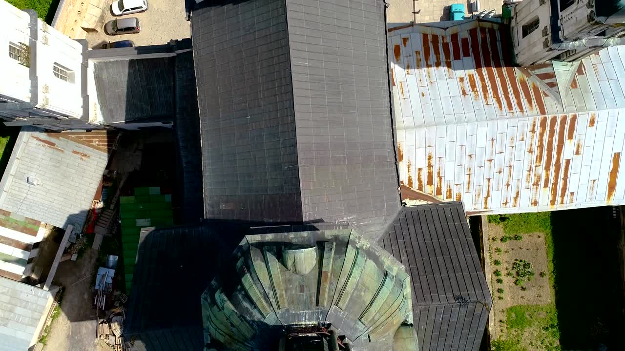 vista aérea del monasterio de los carmelitas desnudos en berditchev, ucrania. el paisaje de la ciudad desde la vista de un pájaro de la ciudad de berditchev.