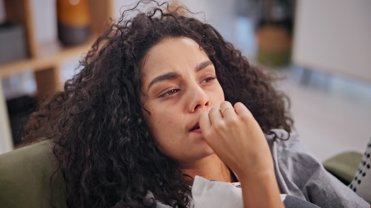 una mujer pensativa.