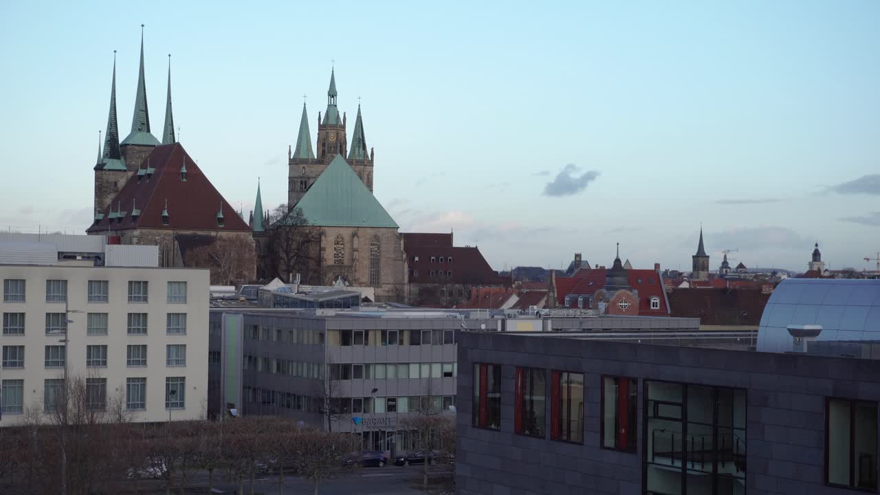 gran vista panorámica de la famosa catedral de la ciudad de erfurt, turingia
