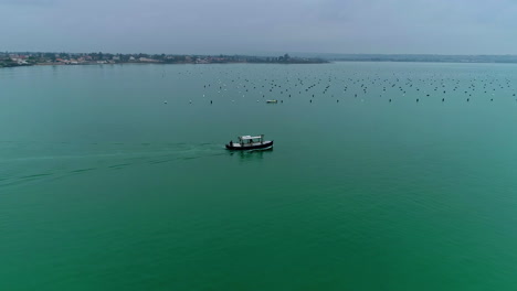 Vuelo-De-Drones-Sobre-Un-Barco-Local-En-Italia-Navegando-En-Un-Mar-Mediterráneo-Muy-Tranquilo