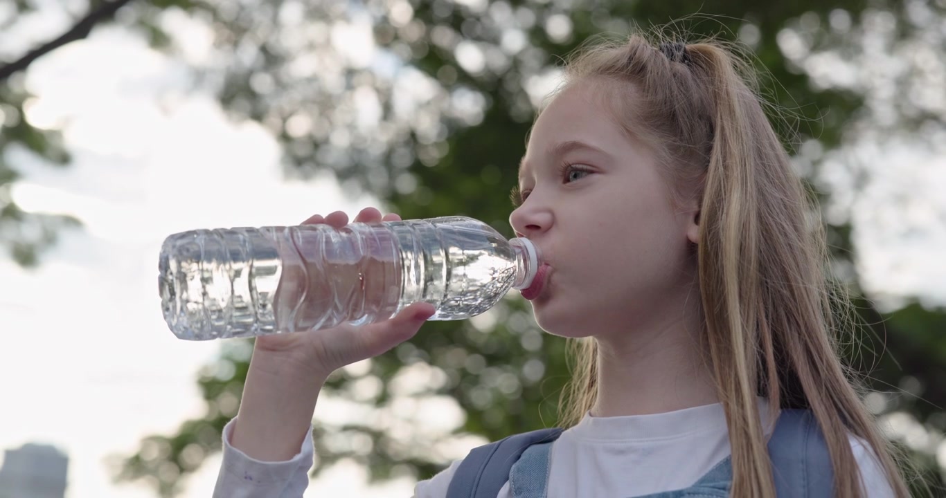 Açık Havada Plastik Şişeden Su İçen Genç Kız