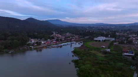 puerto del lago de patzcuaro al atardecer