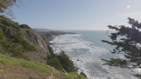 widok ze zbocza góry big sur beach w kalifornii z falami oceanu spokojnego