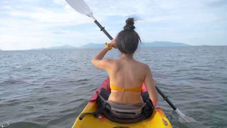 Mujer-Haciendo-Kayak-Y-Explorando-El-Mar