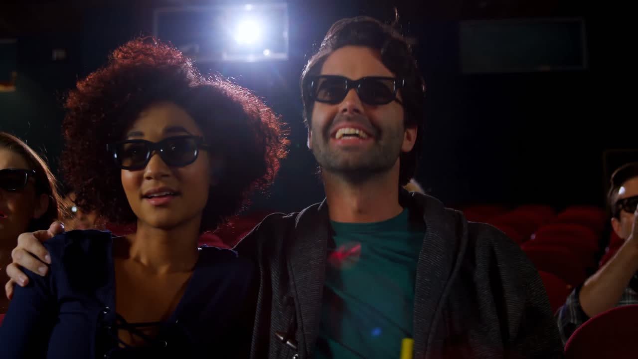 pareja con gafas 3d viendo una película en el cine 4k