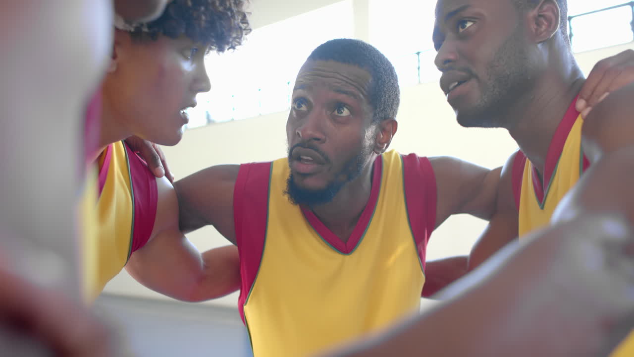 Konzentrierte Basketballspieler in einer Teambesprechung