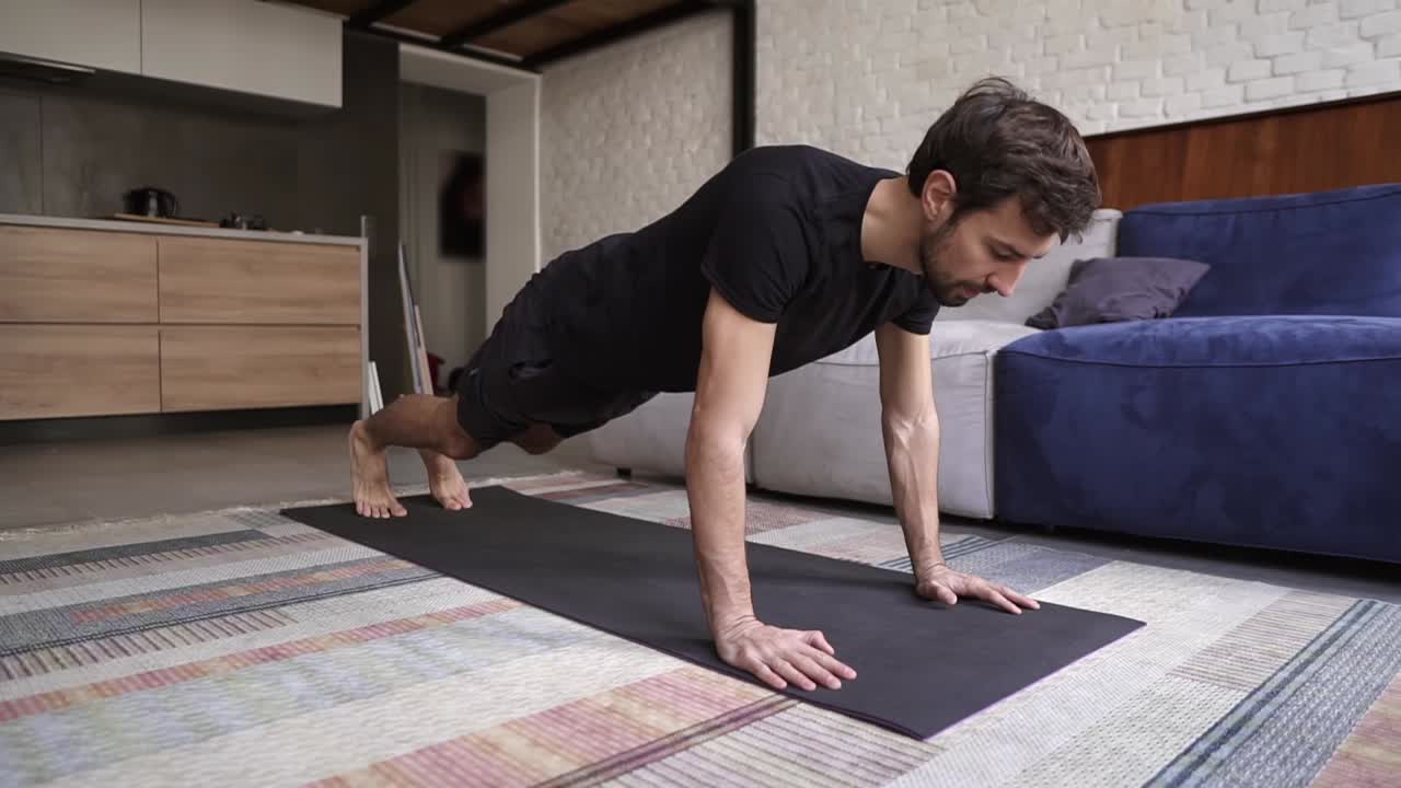 hombre con las manos en el suelo y haciendo ejercicios de flexión
