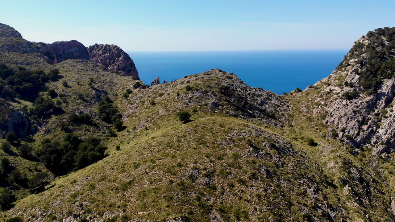 empuje de drones sobre las montañas costeras de mallorca con fondo de mar azul