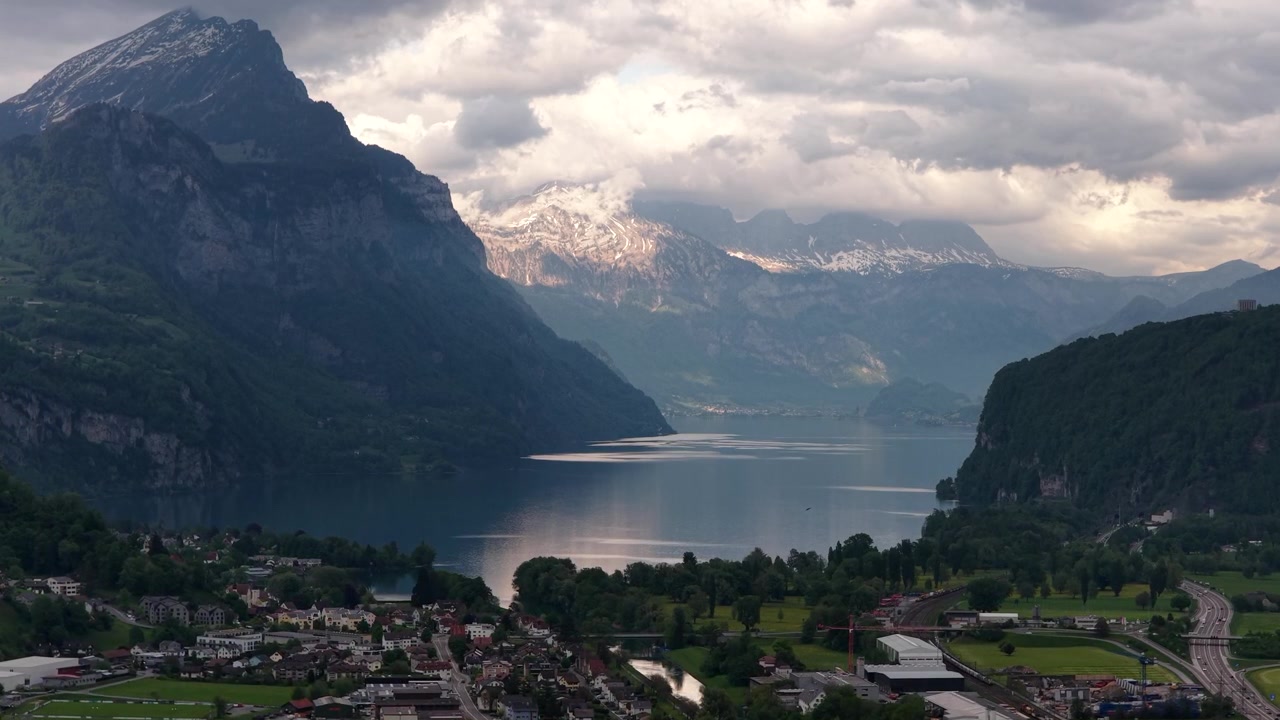 Walenjärvi (Walensee), Glarusin Alppien vuoret, dramaattiset kalliot, ilmakuva dronella