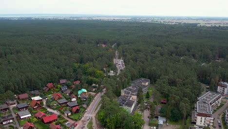 Luftaufnahme-Eines-Wohngebiets-Mit-Häusern-Und-Mehrfamilienhäusern-Am-Waldrand---Stegna,-Polen