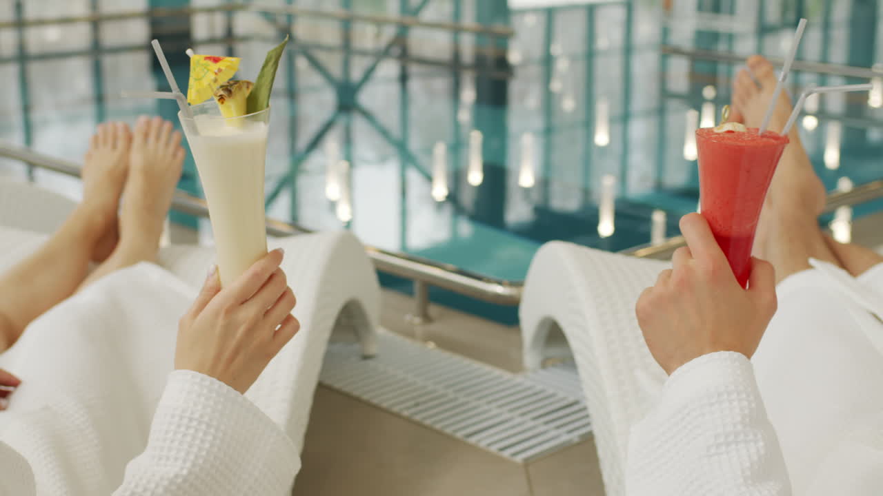 커플이 테일과 함께 수영장에서 휴식을 취하고 있습니다.