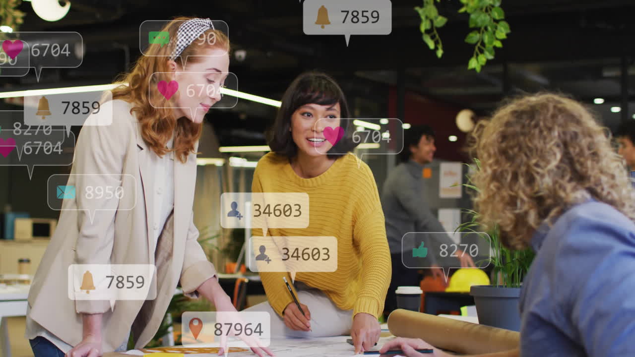 사무실에서 아이디어를 공유하는 다양한 동료들에 대한 여러 알림 바의 애니메이션