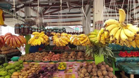 una selección de productos locales frescos y saludables que incluyen frutas, verduras y miel local en un puesto de mercado en la ciudad capital de dili, timor leste, sudeste de asia