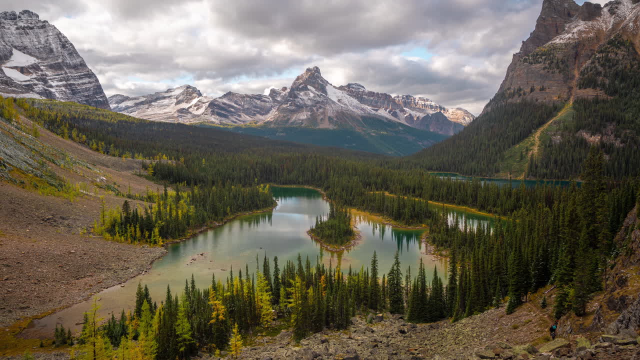 lapso de tiempo, vista impresionante sobre el lago o'hara en el parque nacional yoho, canadá
