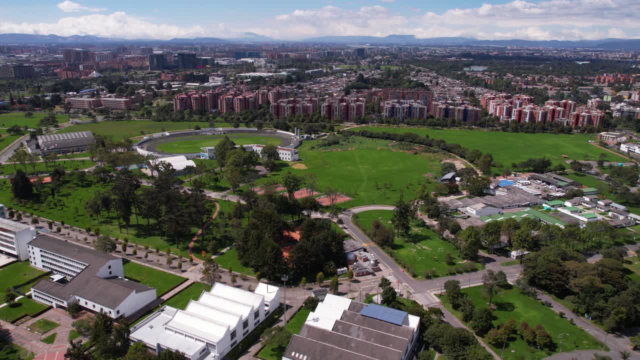 부고타에 있는 콜롬비아 국립 대학, 건물, 공원, 스포츠 경기장, 현대 아파트 단지