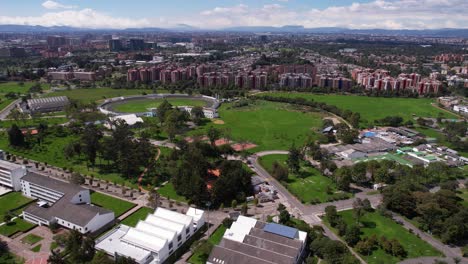 vista aérea, universidad nacional de colombia en bogotá, edificios parques campos deportivos y complejo de apartamentos modernos