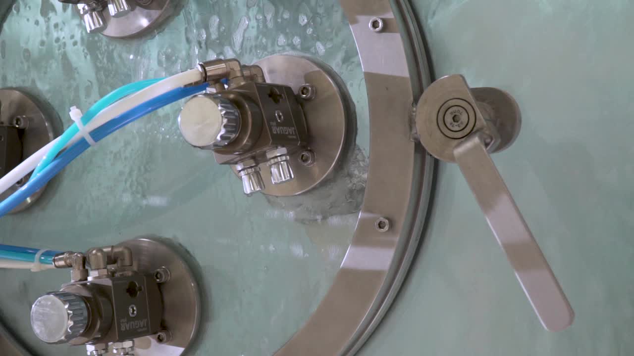 산업용 세탁기 에 있는 비누 물 의 근접 사진