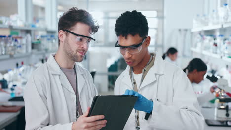 hombres científicos en el laboratorio con tableta