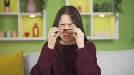 Mujer-Joven-Asiática-Con-Visión-Borrosa.