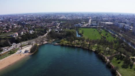 Atemberaubender-Blick-Auf-Die-Stadt-Mit-Park-Und-See