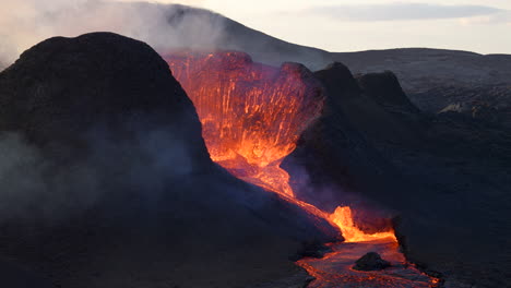 río y fuentes de lava caliente que fluye durante la erupción volcánica en el monte fagradalsfjall, valle de geldingadalir, suroeste de islandia - primer plano