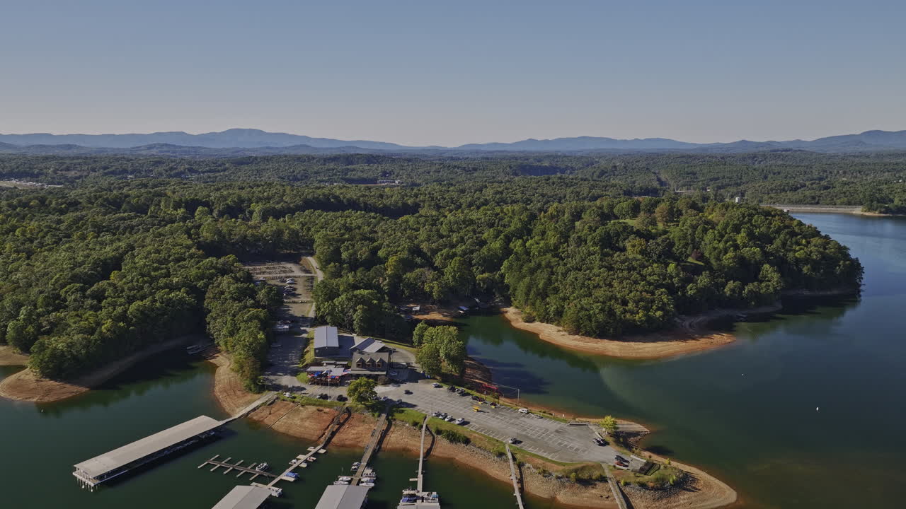 blue ridge lake georgia aerial v3 impresionantes vistas del paisaje de la naturaleza, el sobrevuelo de drones sobre el tranquilo puerto deportivo, la presa de tierra y el paisaje montañoso panorámico - filmado con mavic 3 cine - octubre 2022
