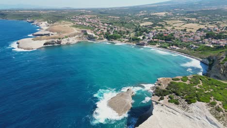 S&#39;-Archittu-Beach-Town-Und-Felsige-Klippen-Entlang-Der-Westküste-Sardiniens---4k-Antenne-Rückwärts