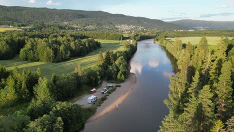 Campistas-De-Rv-Acampando-Salvajemente-En-El-Río-En-Heddal,-Vestfold-Y-Telemark,-Noruega---Círculos-Aéreos-4k