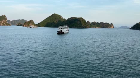 panorámica detrás de botes chatarra en el océano en calma en la pintoresca bahía de halong, vietnam