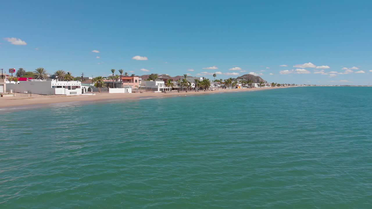 imágenes aéreas de drones de la bahía de kino en hermosillo sonora méxico durante el día soleado volando sobre el agua