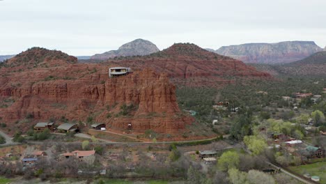 impresionante paisaje con acantilados de arenisca de roca roja en sedona, arizona - antena