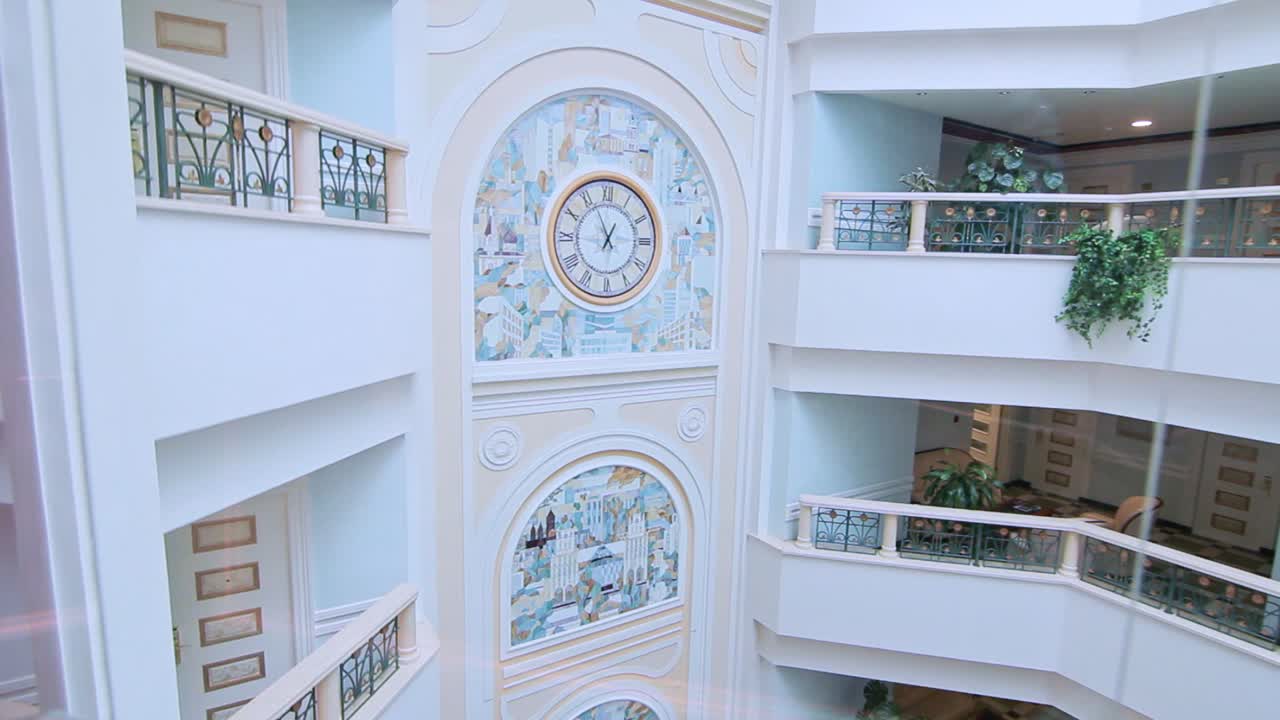 유리 엘리베이터가 럭셔리 호텔 안으로 내려갑니다. 유리 엘리베이터 호텔이 내려갑니다.