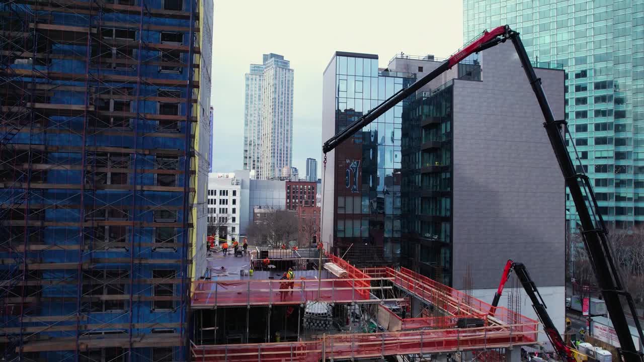 sitio de construcción urbana en medio de la ciudad de queens, nueva york - vista aérea