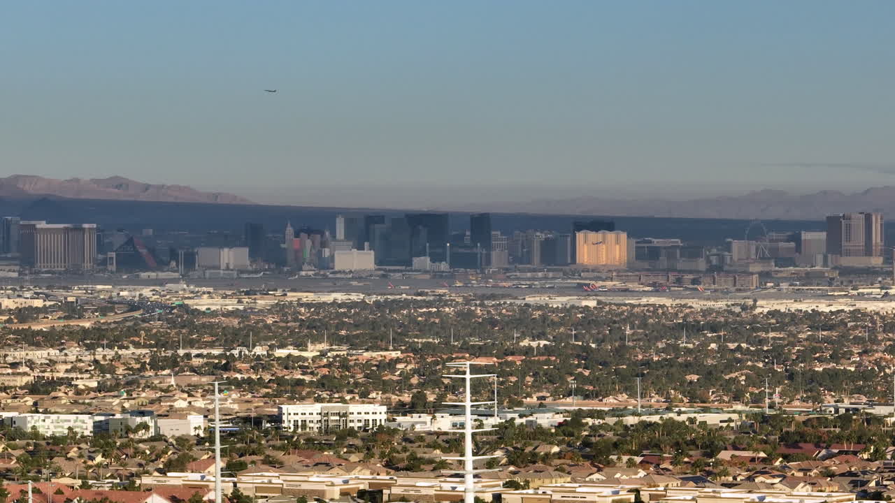 바위 모래 사막 풍경에서 낮 동안 라스베가스 스트립의 공중 공개