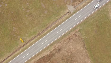 sobre la carretera donde conducen los autos, drone 4k