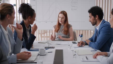 rood hoofd zakenvrouw teamleider ontmoeting met collega's het delen van creatieve ideeën voor startproject het bespreken van bedrijfsstrategie in het kantoor bestuurszaal