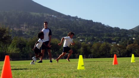 niños corriendo en el parque durante la carrera