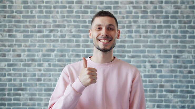 Un uomo che dà il pollice in alto