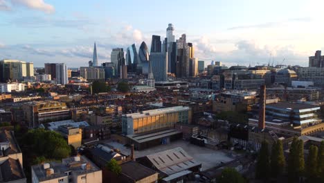 Drone-Volando-Hacia-Atrás-Sobre-Shoreditch-Con-Truman-Brewery-Y-Brick-Lane