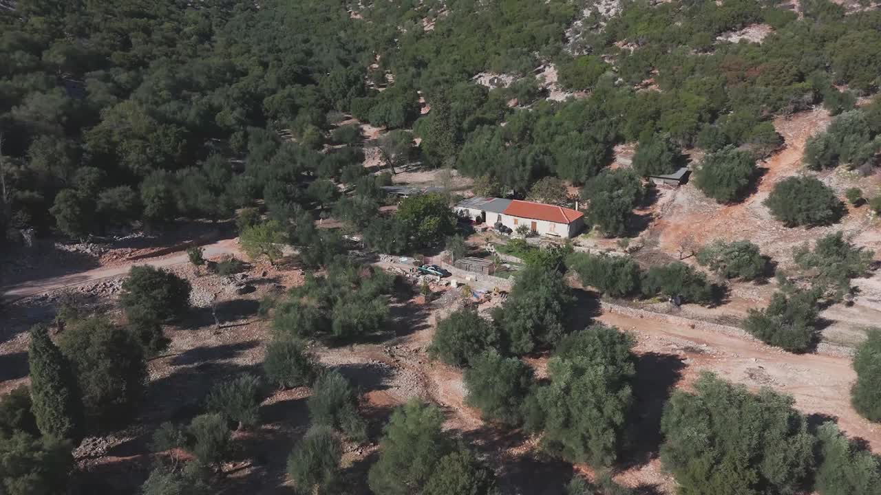 vista aérea de un valle rural con casas y granjas