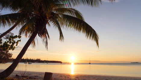 Sonnenuntergang-Im-Zeitraffer-Am-Strand-Von-Kuto,-Insel-Der-Kiefern