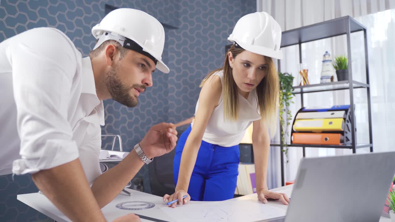 los ingenieros celebran una reunión sobre el proyecto de dibujo.