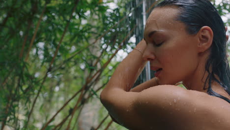 Hermosa-Mujer-En-La-Ducha-Usando-Bikini-Lavando-El-Cuerpo-Limpiando-La-Piel-Con-Agua-Refrescante-Disfrutando-De-Un-Spa-De-Belleza-Natural-Duchándose-Al-Aire-Libre-En-La-Naturaleza