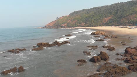 arambol idílica costa rocosa en el norte de goa, india - toma aérea de ángulo bajo