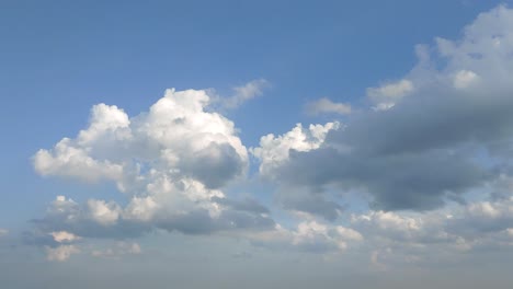 Lapso-De-Tiempo-De-Nubes-En-Movimiento-Con-Un-Bonito-Cielo-Azul