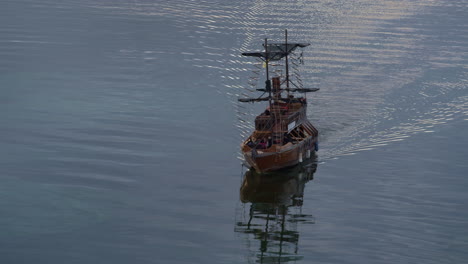 Barco-Flotando-En-Aguas-Tranquilas-Con-Drones.-Concepto-Tranquilo-Y-Relajante-De-Paisaje-Fluvial.