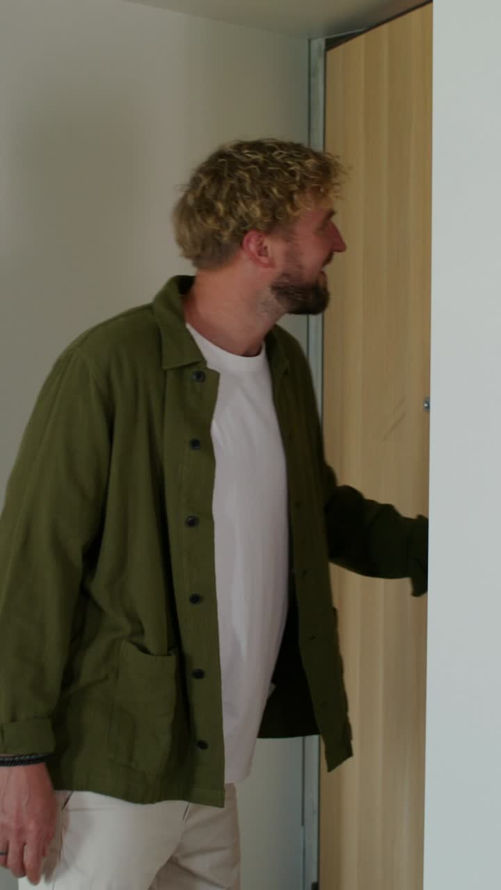 persona que recibe un paquete en la puerta