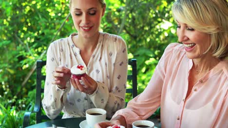 Amigas-Comiendo-Comida-Dulce-En-El-Restaurante-4k