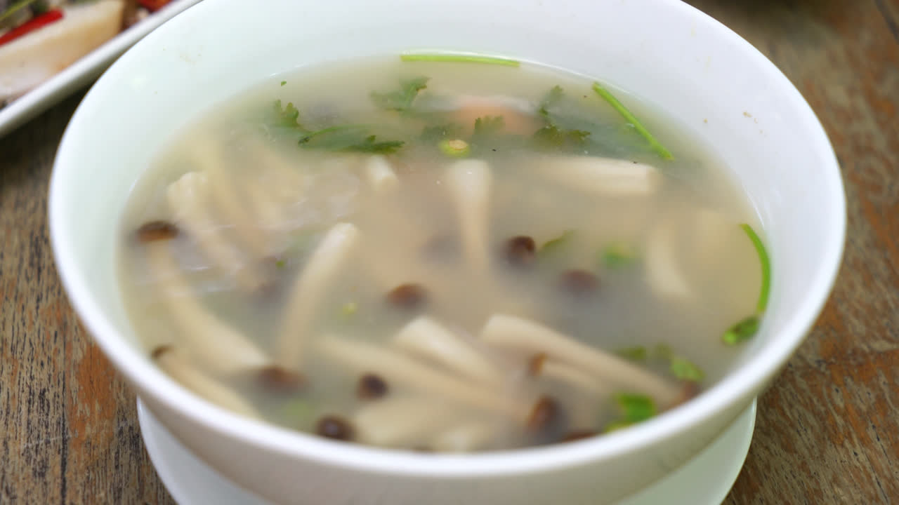 태국 스타일의 매운 흰개미 버섯 수프 - 아시아 음식 스타일