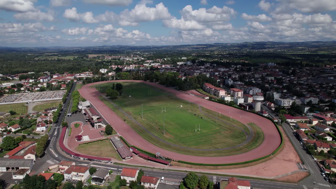 drone filmado alrededor de feurs ciudad hipódromo pista y campos de rugby con la ciudad en el fondo, departamento de loira, francia
